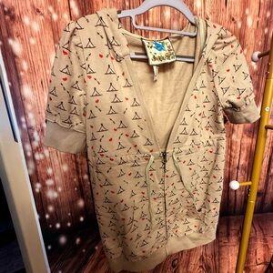 Beige Short Sleeve Hoodie with Heart and Triangle Pattern